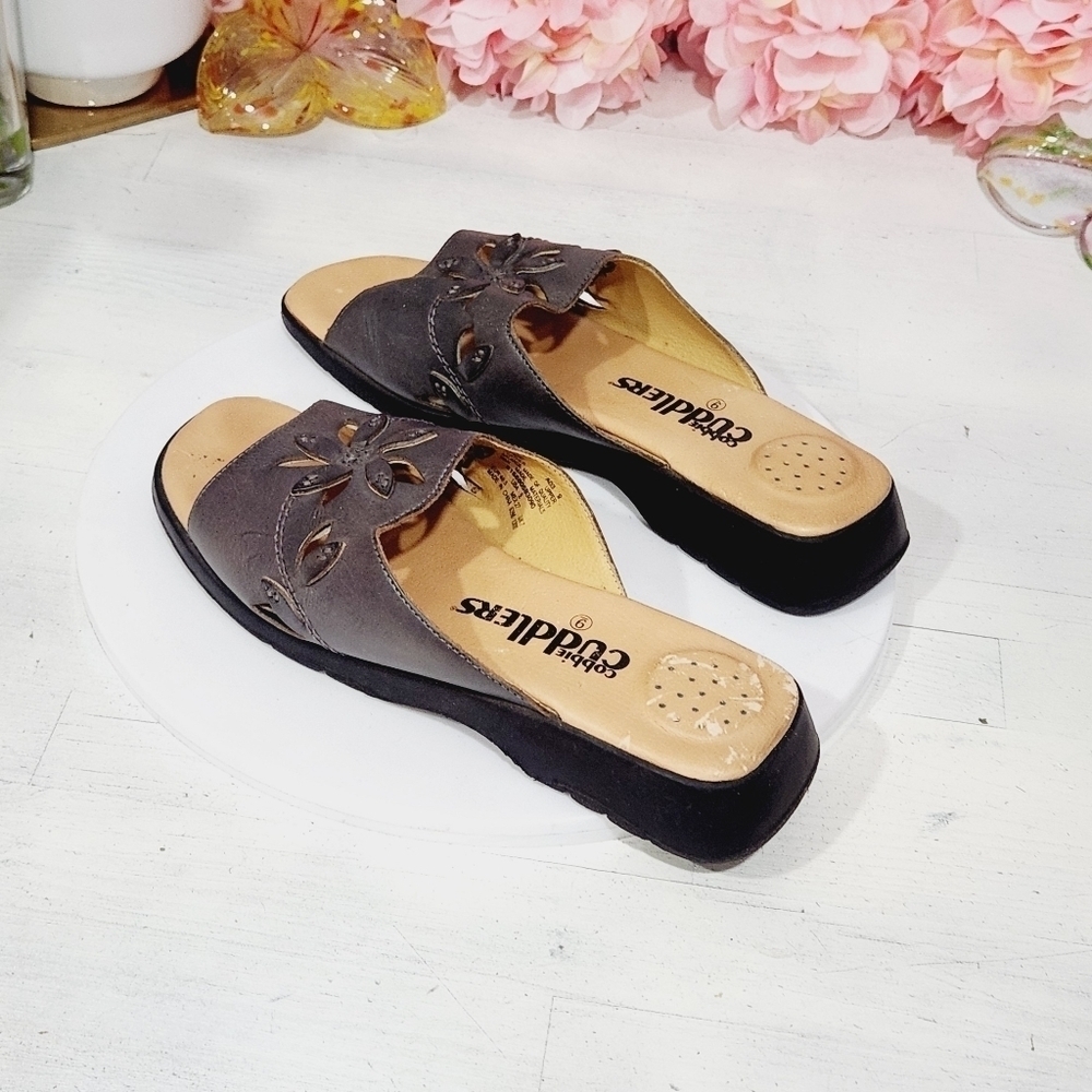 Cobbie Cuddlers Leather Floral Slip On Sandals Sized 9 - Picture 2 of 9